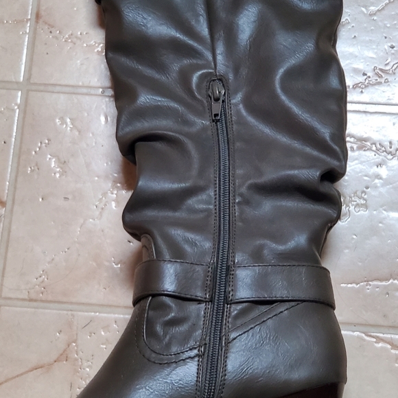 Knee high boots - Picture 3 of 5